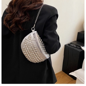 Gros plan sur le sac banane argenté avec rivets métalliques et détails de bandoulière