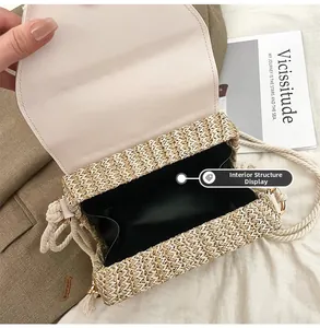 Détail de l'intérieur du sac en paille tissée avec bandoulière en coton et magazine