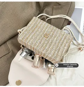 Détail de la capacité intérieure du sac tissé beige avec téléphone et cosmétiques
