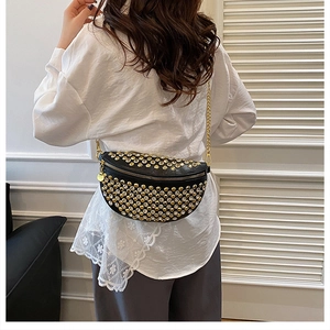 Vue détaillée d'un sac demi-lune noir avec des rivets dorés et des strass brillants