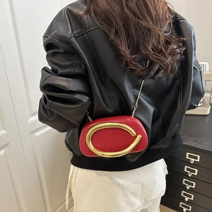 Bolso caja de cuero rojo de moda con asa de anillo de metal dorado y correa de cadena