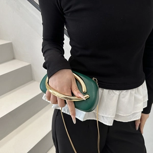 Bolso tipo caja de cuero verde oscuro con asa en U dorada y correa de cadena para mujer