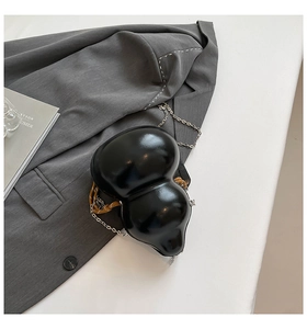 Macro borsa a forma di zucca in pelle verniciata nera con catena d'argento