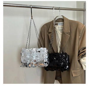 Détail de sacs à bandoulière à paillettes argentées et noires avec chaîne métallique