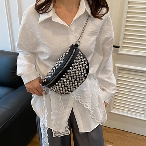 Sac de poitrine croissant noir avec strass argentés et bandoulière chaîne épaisse
