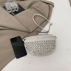 Sac banane tendance orné de strass avec chaîne en métal et texture cuir sur un blazer