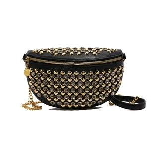 Sac banane en cuir noir à la mode avec rivets dorés et décorations en cristal