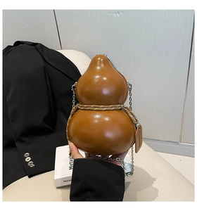 Dettaglio della mini borsa creativa a forma di zucca marrone con cordino e catena