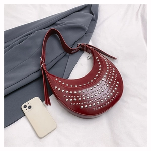 Sac à bandoulière demi-lune bordeaux avec rivets punk argentés et cuir brillant