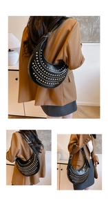 Détails du sac demi-lune en cuir PU noir avec rivets argentés et bandoulière réglable