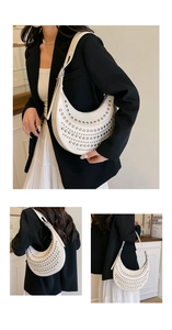 Détail du sac à bandoulière blanc en croissant avec rivets argentés et sangle réglable