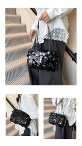 Détail du sac bandoulière à paillettes noires avec grandes paillettes et chaîne argentée