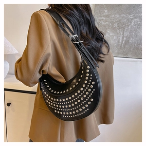 Détail du sac hobo punk noir avec clous argentés et large bandoulière réglable sur l'épaule