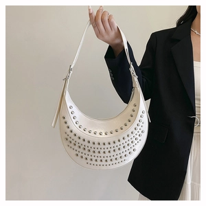 Détail du sac demi-lune blanc avec rivets argentés et bandoulière en PU réglable