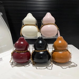 Eleganti borse a tracolla a forma di zucca in cinque colori con catene metalliche