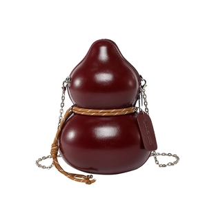 Borsa a tracolla bordeaux a forma di zucca con corda intrecciata e catena metallica