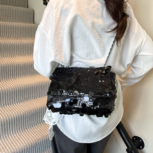 Sac bandoulière femme 2025 à paillettes noires avec chaîne argentée sur modèle