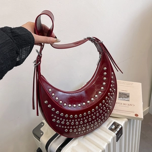 Sac À Épaule Rivet Style Punk Cuir PU Sac Croissant Hobo Vintage Rock Mode Grande Capacité Pour Femmes