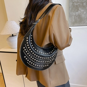Sac hobo punk noir en demi-lune avec rivets argentés et bandoulière réglable large