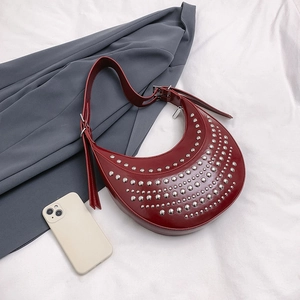 Sac hobo croissant bordeaux à rivets argentés avec bandoulière réglable style punk