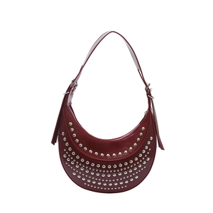 Sac hobo croissant rouge foncé avec rivets punk argentés et bandoulière réglable
