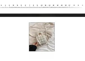 Détail du mini sac tissé en perles blanches avec bandoulière et poignée courte