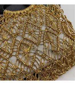 Makro-Detail der goldfarbenen Netztasche mit weißem Kordelzug-Canvas-Innenfutter