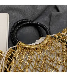 Detail der gewebten Metallnetz-Tasche mit runden schwarzen Griffen und Kordelzug