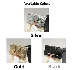 Gros plan de sacs enveloppes plissés métalliques en argent, or et noir avec bandoulière