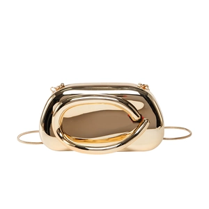 Poliertes goldene Metall-Clutch-Tasche mit stilvollem Ringgriff und einer feinen Kette