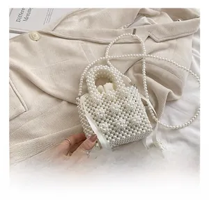 Vue détaillée du sac en perles tressées à la main avec doublure en soie et nœud ruban