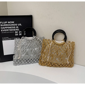 Details von metallisch gewebten Strandtaschen mit Rundgriffen und Kordelzugfutter