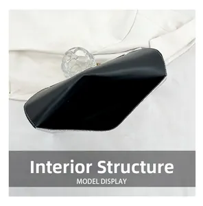 Détail de la pochette noire plissée montrant la structure interne et la couture blanche
