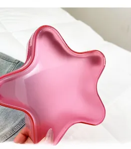 Détail d'un petit sac étoile rose transparent avec fermeture éclair pratique