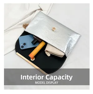 Capacité interne de la pochette plissée avec espace pour téléphone, portefeuille et rouge