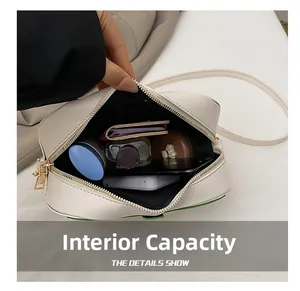 Capacité interne du sac fraise en cuir blanc montrant les objets du quotidien et la doublure