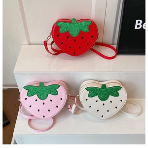 Trois sacs à bandoulière créatifs en forme de fraise en cuir rouge, rose et blanc