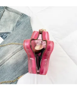 Sac bandoulière transparent rose en forme d'étoile avec chaîne dorée montrant la capacité