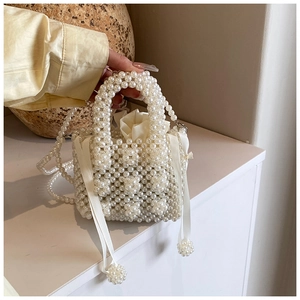 Détails du sac à main perlé fait main avec doublure en satin et bandoulière amovible