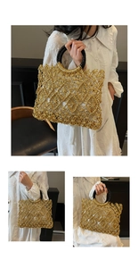 Detail der goldenen Strandtasche mit hohlem Rautenmuster und runden schwarzen Griffen