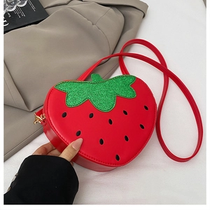 Détail du sac bandoulière fraise rouge avec feuilles à paillettes vertes et boucle métal
