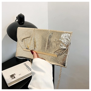 Détail du sac à chaîne doré en cuir froissé métallisé avec barre en métal miroir