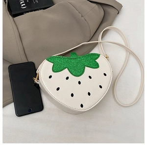 Détail du sac bandoulière fraise blanc avec smartphone pour comparer la taille