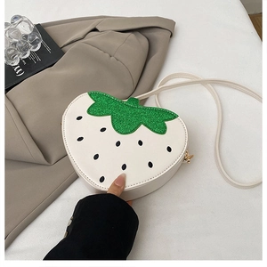 Détail du sac à bandoulière fraise créatif avec cuir PU blanc et feuilles vertes pailletées