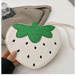 Détail du sac fraise avec feuilles à paillettes vertes et fermetures dorées