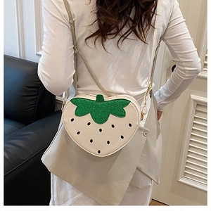 Détail du sac bandoulière fraise avec feuille à paillettes vertes et sangle réglable