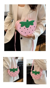 Détail du sac fraise rose avec feuilles en paillettes vertes et bandoulière amovible