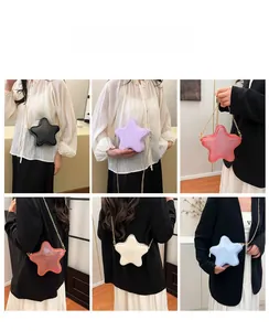 Collage de sacs bandoulière en forme d'étoile portés par un mannequin en divers coloris