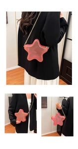 Détails du sac bandoulière rose en forme d'étoile avec chaîne dorée et fini translucide