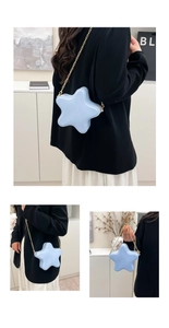 Détail du sac bandoulière bleu en forme d'étoile avec chaîne dorée et cuir PU lisse